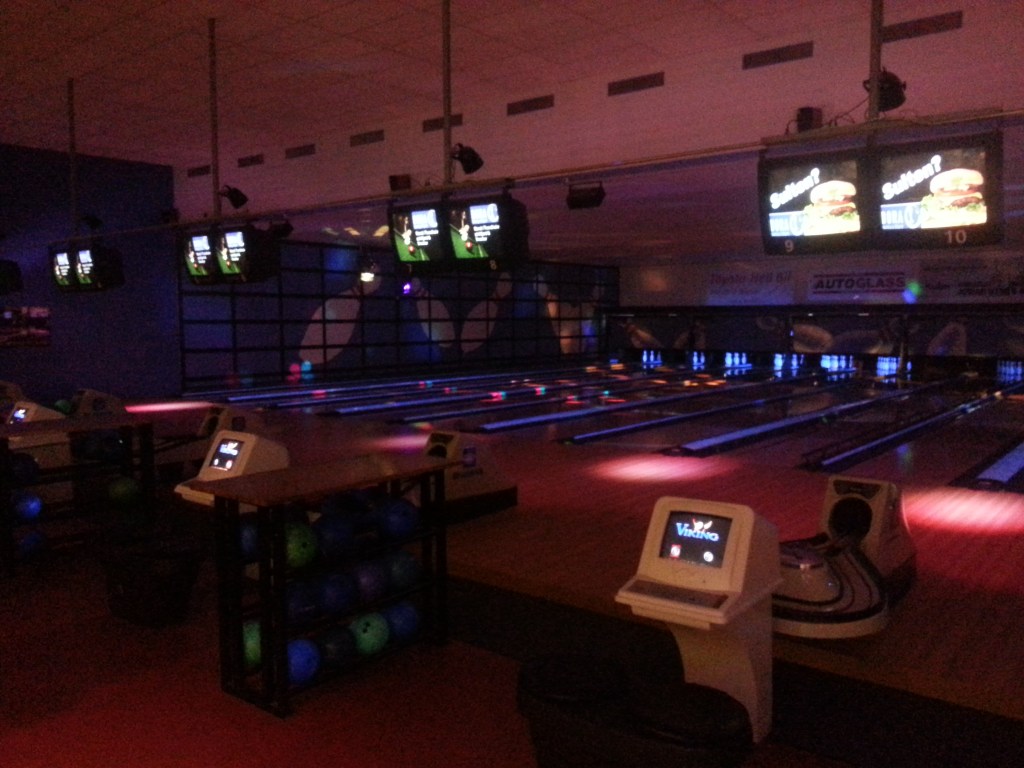 Discobowling på Dora 1 — rosa og lilla lys, glødende kjegler i bakgrunnen