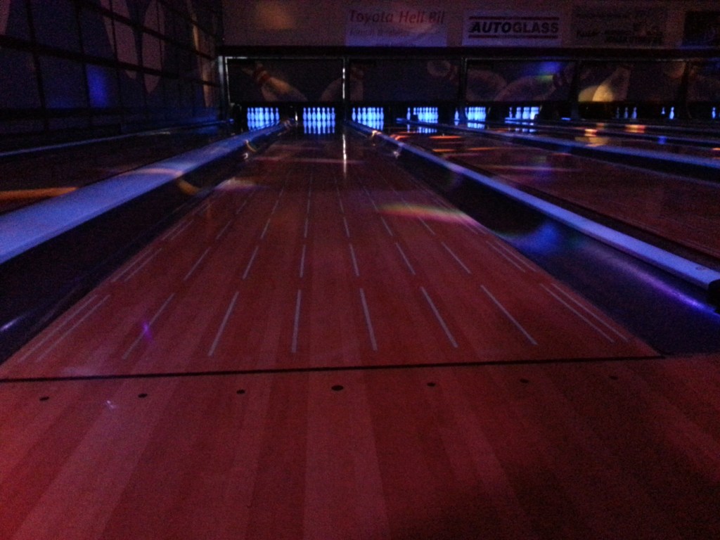 Discobowling — bane med lilla og rød disco-belysning